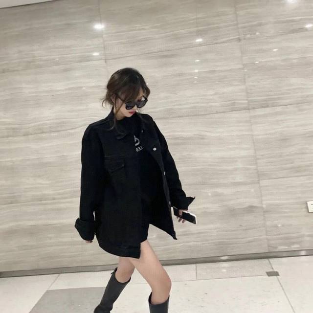 款号T134 新款巴黎世家balenciaga重工烫钻字母水洗牛仔外套宽松男女同款，沿用一贯的落肩袖设计,修饰了肩膀和手臂的线条。舒适宽松的廓形，不会像一般外套