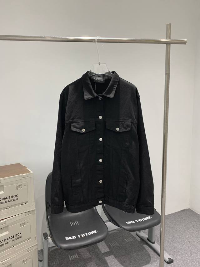 款号T134 新款巴黎世家balenciaga重工烫钻字母水洗牛仔外套宽松男女同款，沿用一贯的落肩袖设计,修饰了肩膀和手臂的线条。舒适宽松的廓形，不会像一般外套