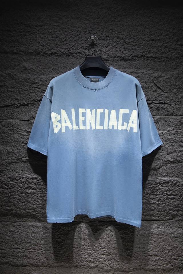 款号:5027# Balenciaga2024.SS 抢购ZP开发定染面料色.破洞.印花.水洗.做旧.版型. 采用32S 1*2精棉双纱平纹，260克；搭配32