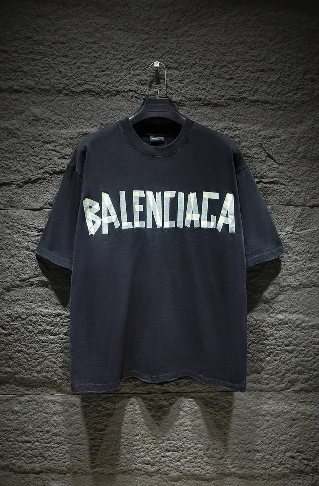 款号:5027# Balenciaga2024.SS 抢购ZP开发定染面料色.破洞.印花.水洗.做旧.版型. 采用32S 1*2精棉双纱平纹，260克；搭配32