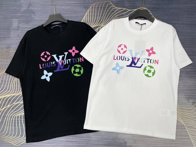 LV 秋冬新款 定制260g双纱纯棉面料 数码喷印Logo 后背定制皮标 男女同款 短袖t恤 颜色：黑 白 尺码：XS-L