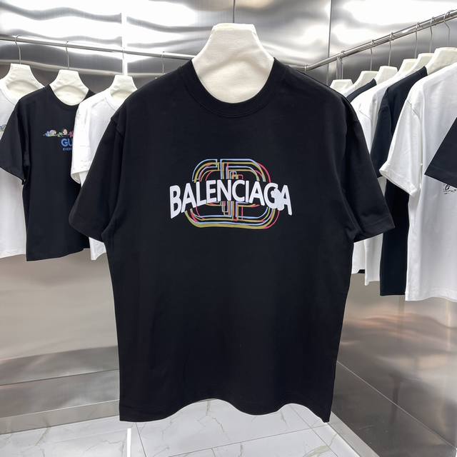 Balenciaga巴黎世家 印花短袖T恤明星穿搭款 -采用双纱纯棉280g，面料颜色定制定染，不缩水不退色。手感舒服，质感超强潮男潮女必备经典落肩阔版型，独家