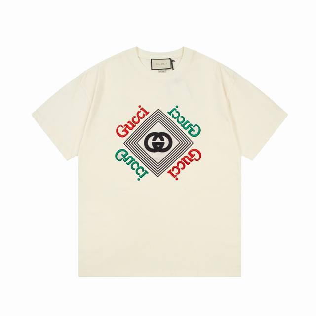 新款上新 GUCCI 古驰 红绿 双G字母 刺绣 Logo标识精致升级，灵感源自八十年代复古 原版面料 官方同款 短袖T恤 定制260克同缸染面料 手感非常舒服