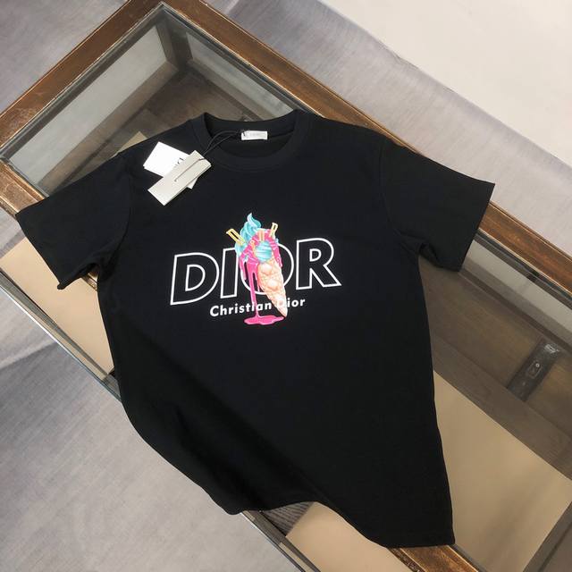 dw P DIOR 24SS夏季新款圆领短袖T恤！270克重磅高端纯棉面料，手感质感都极完美！修身裁剪设计干净利落！时尚又好看！走线做工非常精致！版型效果超赞！