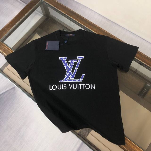 dw P Louis vuitton LV 路易威登 24SS夏季新款圆领短袖T恤！270克重磅高端纯棉面料，手感质感都极完美！修身裁剪设计干净利落！时尚又好看