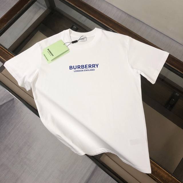 dw P BURBERRY 巴宝莉 24SS夏季新款圆领短袖T恤！270克重磅高端纯棉面料，手感质感都极完美！修身裁剪设计干净利落！时尚又好看！走线做工非常精致