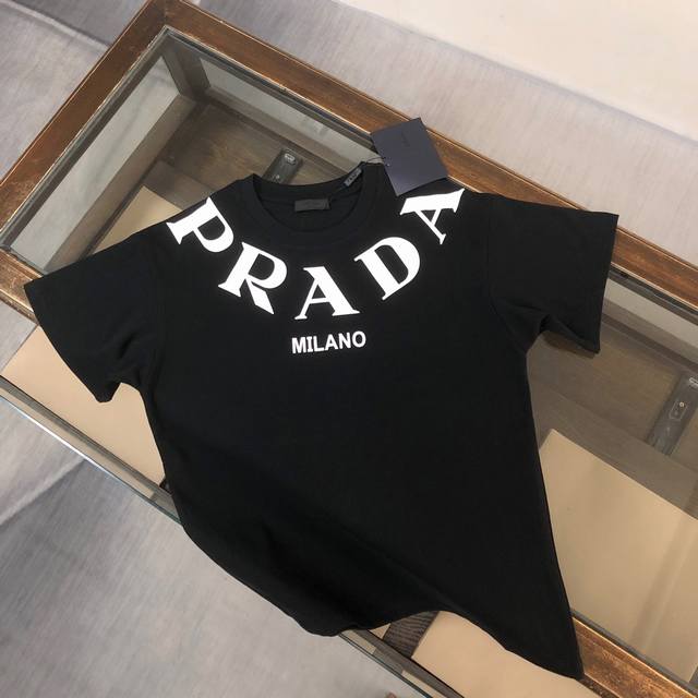 dw PRADA 普拉达 2024春夏全新系列单品上线，非常时髦前卫的一款男女同款短袖T恤，领口字母标识logo印花工艺！区别于以往的不同，宣示品牌传承多年的设