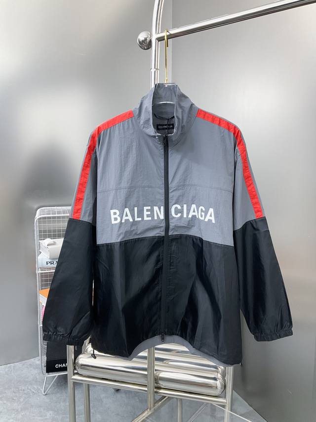 DW 高品质 BALENC 巴黎世家 早秋新款经典三色拼接风衣，这个颜色也是高级又耐看，此款冲锋衣是我们目前能够遇到的冲锋衣外套系列当中品质与款式最好的，也是配