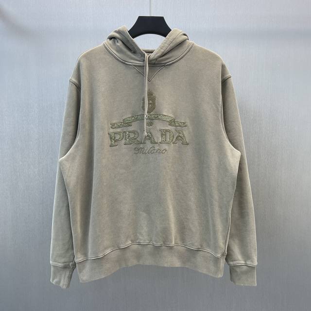 Pra*a洗褪复古色连帽卫衣 Size : S-XL 这款棉质运动衫采用方正剪裁，质感柔软，时尚现代。饰有刺绣 徽标字母，彰品运动风尚。 方正裁剪 长 带风帽