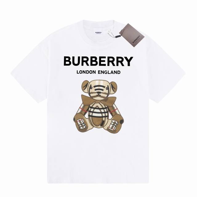 上新款号：b100 Burberry 巴宝莉24ss经典小熊新款短袖 正品1：1打版 单独开模定制版布 定位订织订染 领口罗纹采用1x1拉架螺纹，字母进口印花工