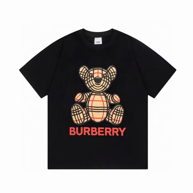 上新款号：b61 BURBERRY 经典款小熊白墨压花短袖 采用270克重长绒棉面料！手感非常舒服 OS落肩版型，时尚又个性，超级百搭的一款！螺纹领口不松垮 高