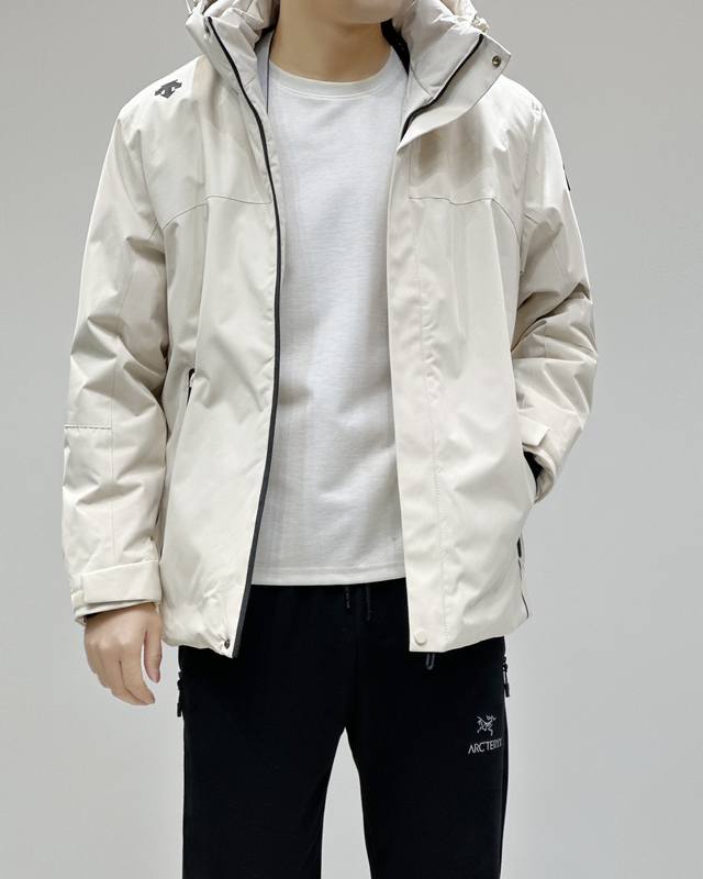 8873# DESCENTE 迪桑特冬季新品，男士连帽棉服，御寒保暖防风防泼水！ 冬季新款连帽棉衣外套 冬季新款 纯天然手塞棉填充，十分饱满，具有很好的垂感，触