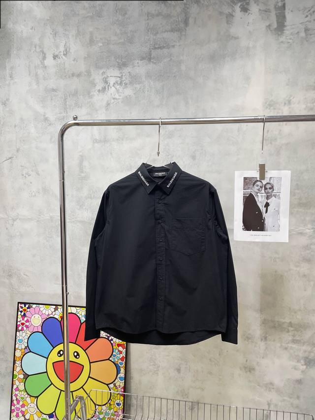 款号#Z33 巴黎世家领口字母刺绣纽扣衬衫 BALENCIAGA专柜同步衬衫 采用竹节棉精品衬衫斜纹面料 进口机器饱满平整刺绣工艺 内里埋甲包边包条 非常整齐