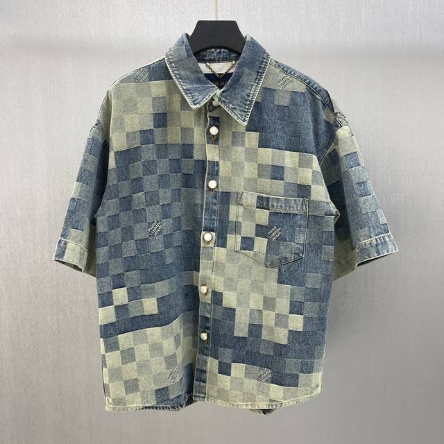 LU 棋盘格纹路短袖牛仔衬衫 SIZE : S-XL 满身现实马赛克像素效果、点缀品牌英文字母提花、前胸贴布口袋、刻字白色刻字纽扣