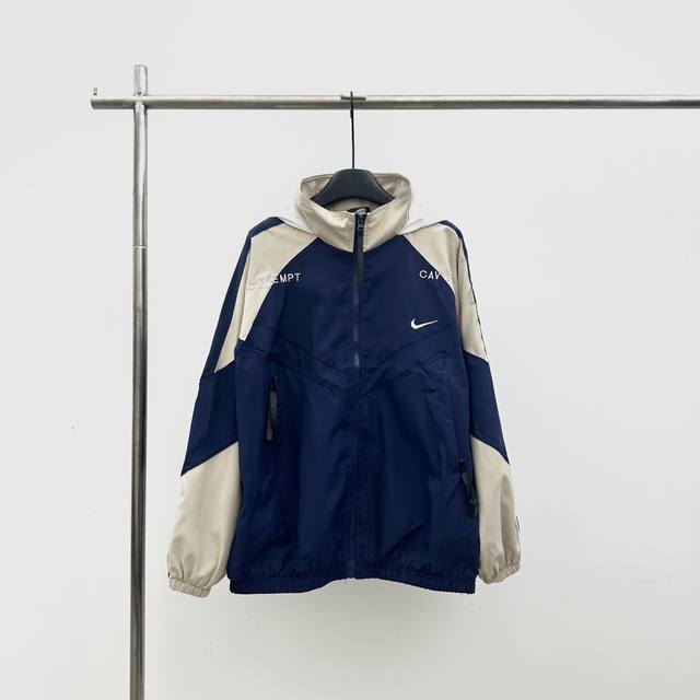 Cav Empt x nike TRACK JACKET CE联名运动夹克冲锋衣外套 细节：定制定染大身同色YKK拉链 定制联名袖章带反光条 后领带隐藏帽 面料