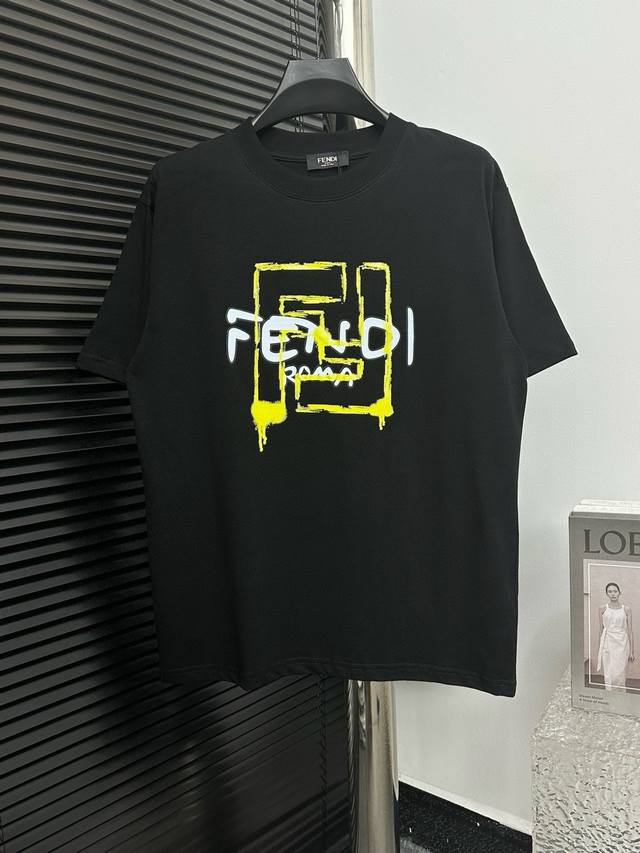 福利特价 尺码 黑 XS5 白 齐 FENDI 芬迪24sslogo印花t恤短袖 精选优质240g纯棉面料，触感软糯亲肤细腻，实物到手绝对超乎你的想象，贴身无比