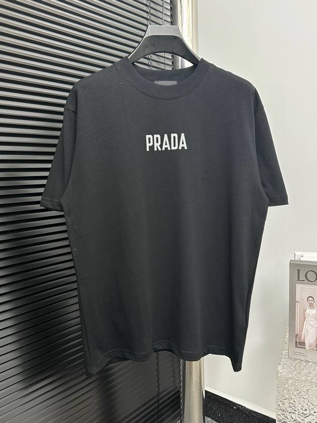 福利特价 尺码 黑齐 白齐 Prada 普拉达24ss新款休闲短袖 时尚百搭爆款 进口面料 手感超柔软细腻 穿着亲肤舒适 高端精品 代工厂精细做工 上身非常赞