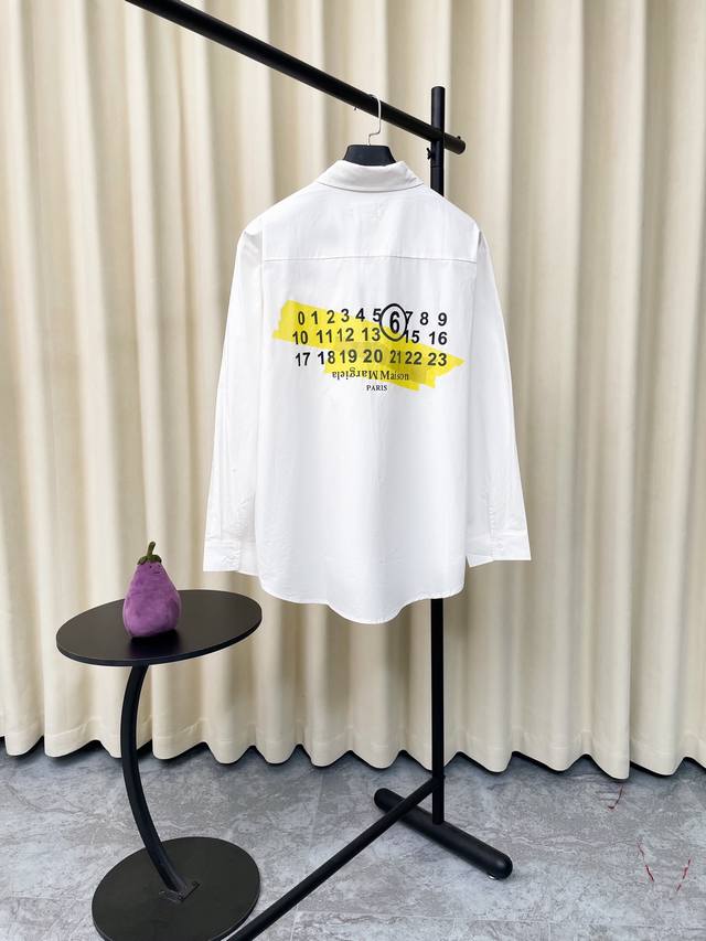 Maison Margiela MM6 马吉拉 口袋logo四角标刺绣印花衬衫 整体简洁的大H型宽松廓形下摆前短后长的设计形成一个落差感超显瘦的衣长比例 内搭各