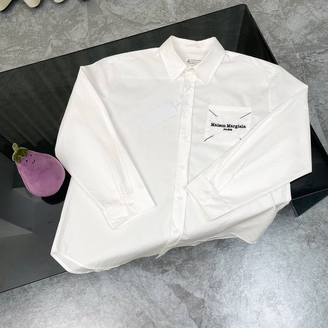 Maison Margiela MM6 马吉拉 口袋logo四角标刺绣印花衬衫 整体简洁的大H型宽松廓形下摆前短后长的设计形成一个落差感超显瘦的衣长比例 内搭各