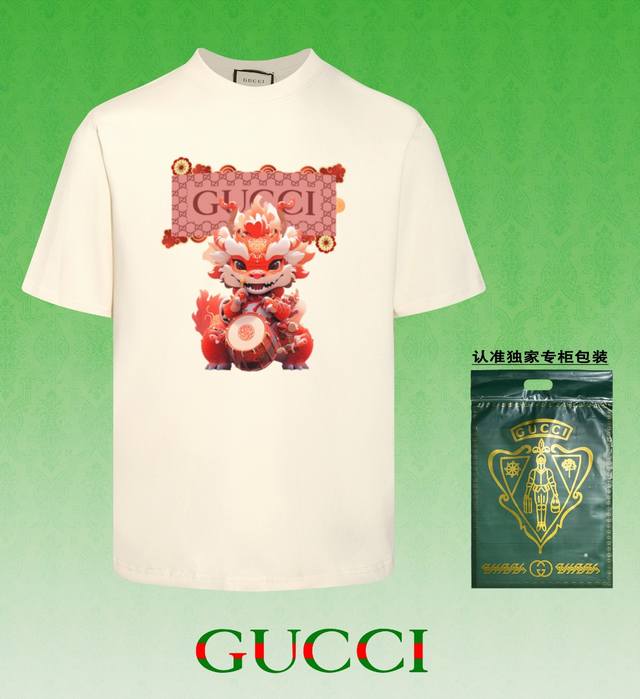 配图片包装 GUCCI~古驰 2024春夏新款短袖，采用双坎肩做法，双坎肩做法，双坎肩做法使整件衣服更加有立体感觉，不是普通T恤所能达到的工种， 前幅图案采用高