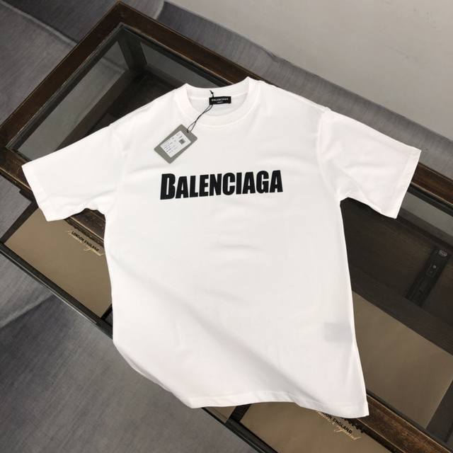 dw BALENIAGA 巴黎世家 24SS夏季新款圆领短袖T恤！270克重磅高端纯棉面料，手感质感都极完美！修身裁剪设计干净利落！时尚又好看！走线做工非常精致