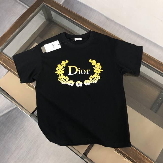 dw DIOR 迪奥 24SS夏季新款圆领短袖T恤！270克重磅高端纯棉面料，手感质感都极完美！修身裁剪设计干净利落！时尚又好看！走线做工非常精致！版型效果超赞