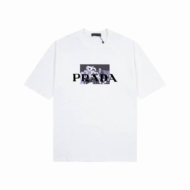 Prada 普拉达] FW短袖T恤 LOGO印花 高端32s双纱260克面料 重磅面料 定制拉架罗纹同缸同染 三标齐全 男女同款 颜色：黑色 白色 尺码：XS