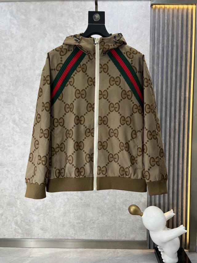 Gucci 古奇 2024早秋新款上市 原单狠货 意大利进口面料时尚夹克风衣外套。欧洲专柜同步，上身更随意大方，专柜原版五金奢华高档定制配饰新作！奢华品牌特质l