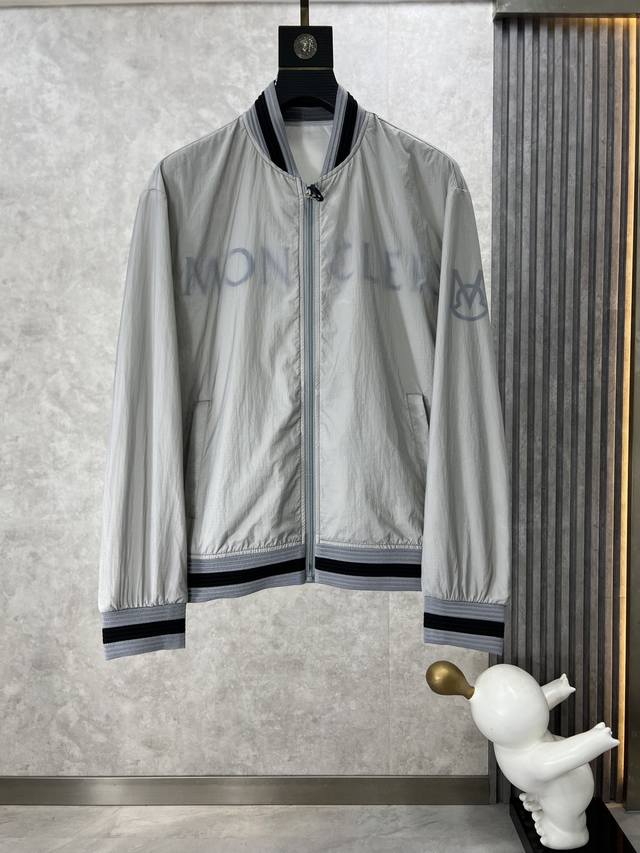 Moncler 蒙口 2024秋季新款夹克外套，秀场新品品相非常完美，穿舒适保暖，三标齐全色泽饱满诱人，非常出彩的设计，轻松将时髦感进阶，做工极为考究严谨，走线