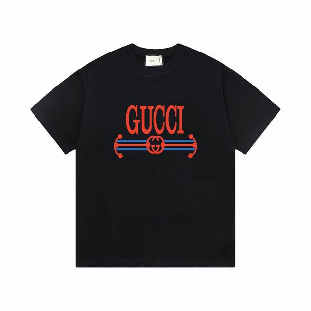 GUCCI 长期现货放心推 DW 新款T上货！古奇标志印花图案 后幅反标设计 1:1高品质 百分百纯棉洗水处理 布料精梳紧密赛络纺 不缩水不变形 更舒适柔软 ，