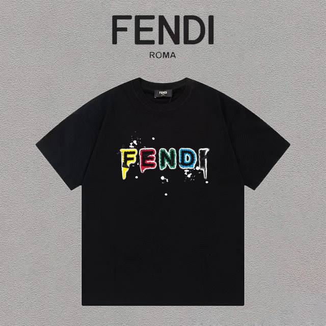 Fendi 芬迪 标语字母印花百搭潮流圆领短袖T恤男女同款 吊牌 领标 水洗唛 三标齐全 定织定染280克精梳棉面料 尺码：S-XXL 颜色：黑色，白色