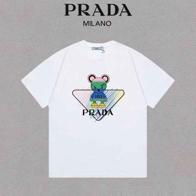 PRADA 普拉达 小熊logo字母印花百搭圆领宽松短袖T恤 百搭潮流 男女同款 吊牌 领标 水洗唛 三标齐全 定织定染280克精梳棉面料 尺码：S-XXL 颜