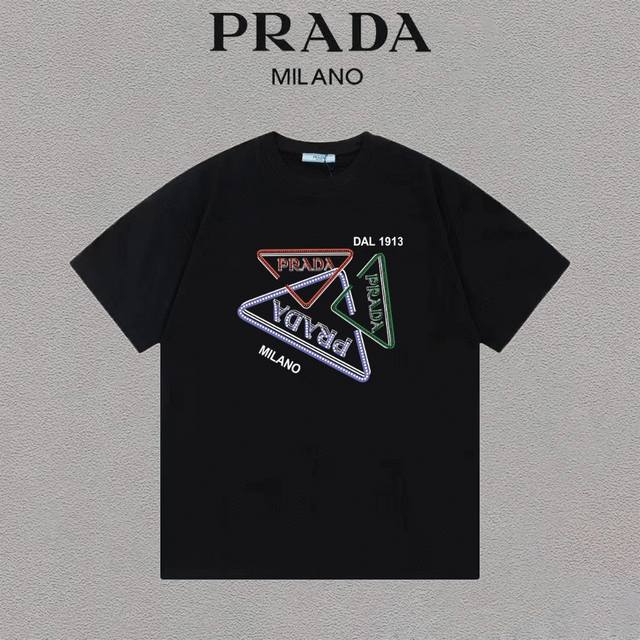 PRADA 普拉达 三角形标语logo字母印花百搭圆领宽松短袖T恤 百搭潮流 男女同款 吊牌 领标 水洗唛 三标齐全 定织定染280克精梳棉面料 尺码：S-XX