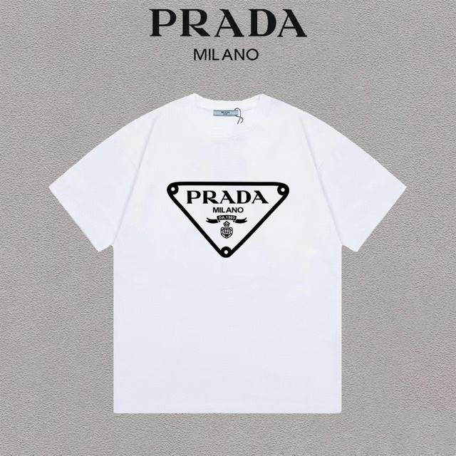 PRADA 普拉达 三角形标语logo字母印花百搭圆领宽松短袖T恤 百搭潮流 男女同款 吊牌 领标 水洗唛 三标齐全 定织定染280克精梳棉面料 尺码：S-XX