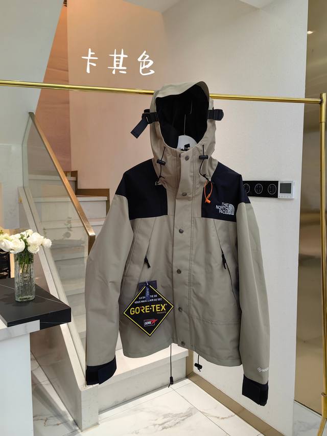 压胶热封天花板 颜色：卡其色 TNF北面1990冲锋衣 - 尺码：XS S M L XL XXL 产品细节特性： 1、 防水为国际ISO标准90 ISO4 级别