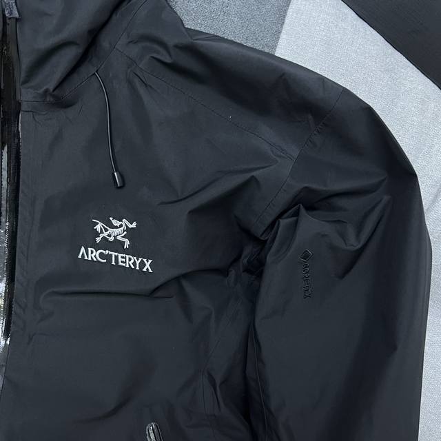 设计理念: Arcteryx，加拿大户外服饰品牌，1989年创立于加拿大温哥华。来自加拿大海岸山脉，植根高山的专业户外品牌，始终秉承对精湛设计和工艺孜孜以求的准