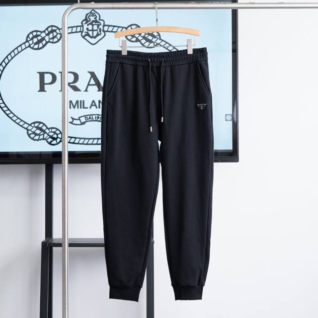 普拉达 PRADA 2024早秋新款 进口田岛机高密度刺绣字母logo 口袋拉链 采用高克重华棉面料 男女同款 休闲长裤 新款普拉达长裤 颜色：黑色 尺码：S-