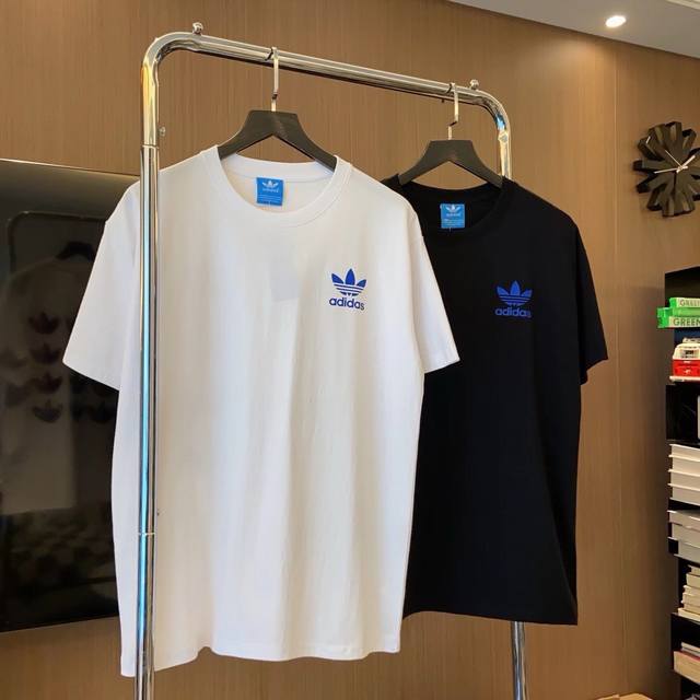 款号TX249# adidas三叶草新款后背印花T恤短袖 重磅推荐，220高克重纯棉T恤！ 真的太好看了！男女情侣款！ 面料质地炒鸡柔软舒适！亲肤自然！ 23s