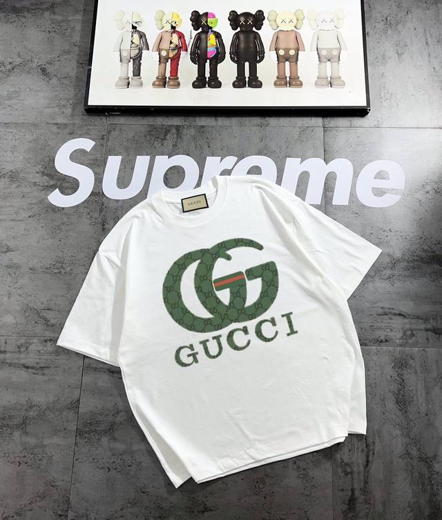 款号TX247# GUCCI 绿文字 限定系列专柜款数码直喷复古情侣 印花短袖T落肩袖 百分百纯棉重磅380g精梳棉材质 透气舒适 版型宽松 进口外贸级专柜印花