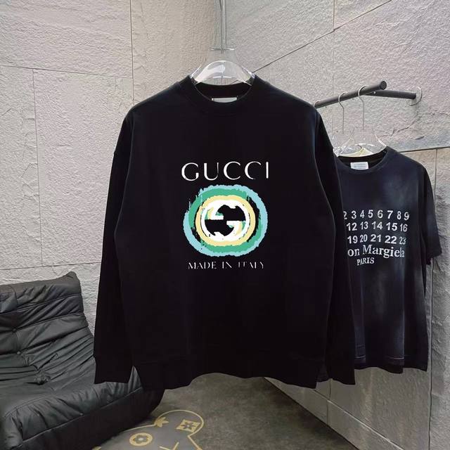 GUCC* 2024秋冬新款 个性字母logo印花 定制面料 圆领卫衣 男女同款 尺码：S M L XL XXL 五个码 颜色：黑色 杏色