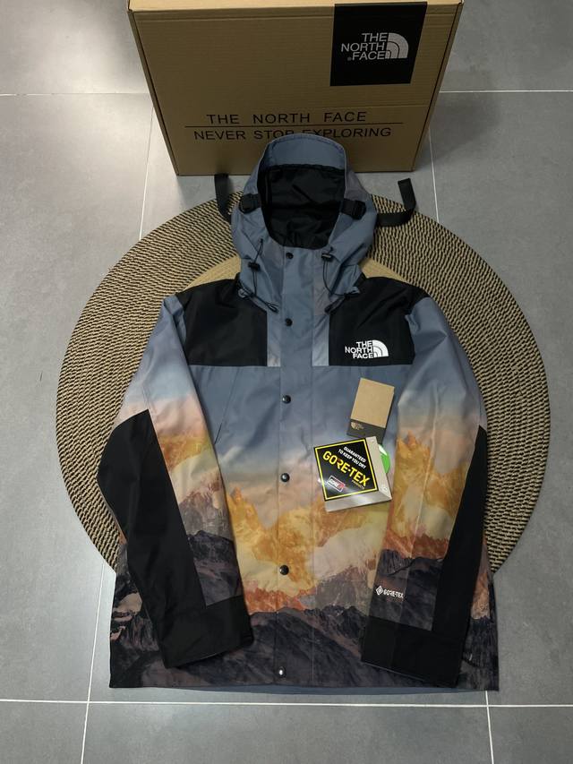 顶级版本 the north face 全压胶北面全新限定冲锋衣 产品配色:日照金山 产品细节特性: 1、防水为国际iso标准90 iso4 级别达到荷叶水珠滚