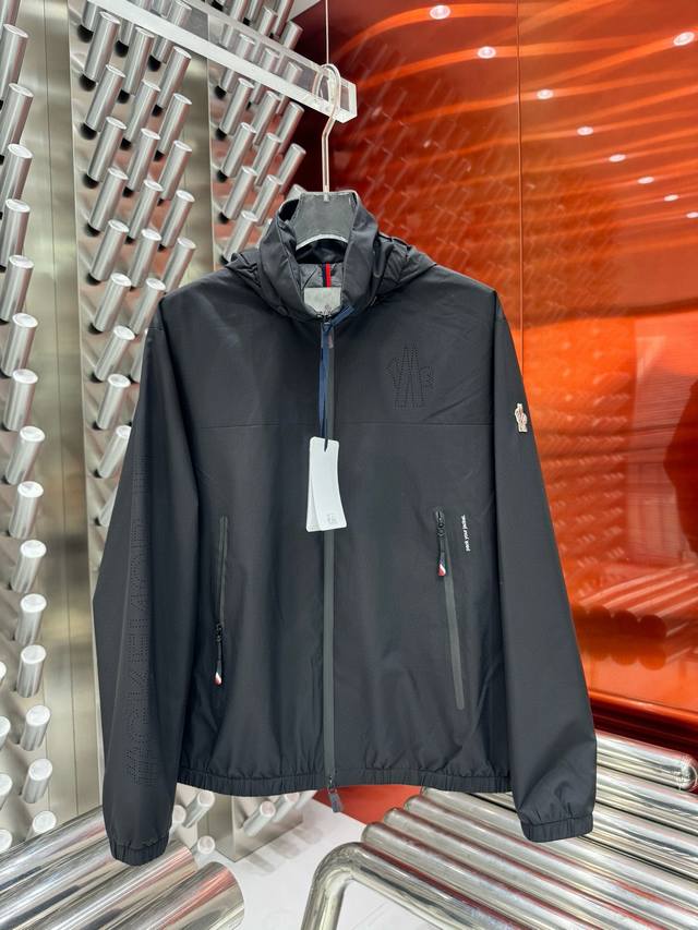 款号：L729 MONCLER 蒙口 合身版型M-XXXL 2024秋冬黑色经典黑灰内里多口袋融合连帽羊毛外套，专柜五金打造精致工艺专柜面料夹克衫，顶级元素融合 - 点击图像关闭