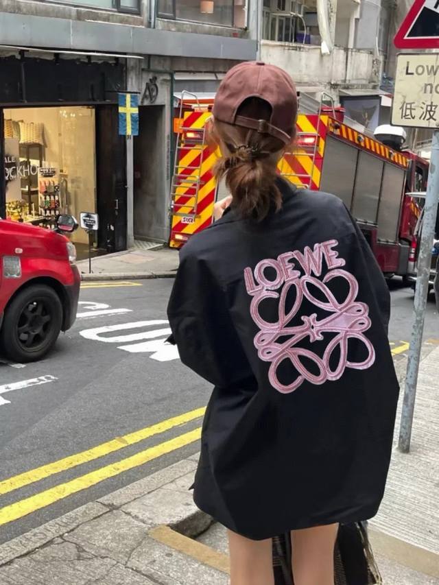 款号：0S9 LOEWE罗意威新款经典刺绣荧光粉Logo男女同款长袖衬衫外套 1面料采用纯棉优质面料，刺绣细节效果出来更加非常完美 2面料上身柔软舒适，极其细腻