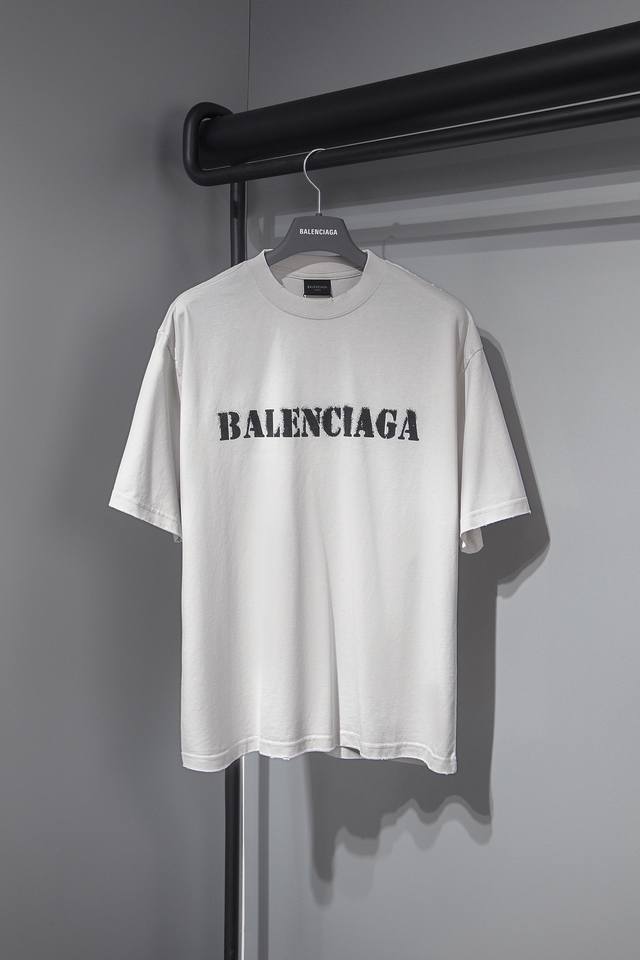 balenciaga巴黎世家 春夏2024ss 官网限定前后模糊字母印花短袖t恤 购入原版开模打造，全套定制辅料，细节决定成败。 面料:规格采用实打实240g1