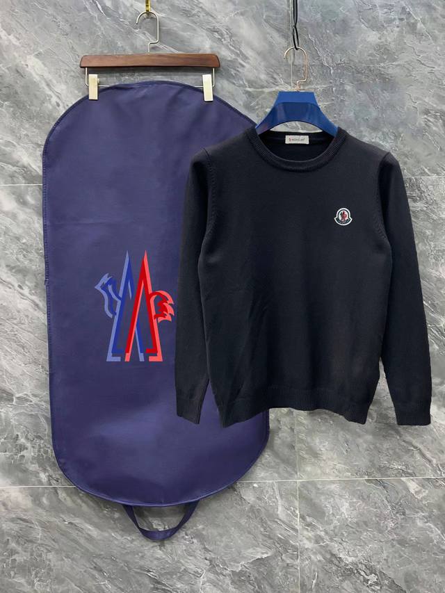 Moncler 蒙口3标齐全 经典圆领毛衣 精品羊毛混纺毛衫 男女款高端定制臻品系列 隶属品牌高端主线 专利顶级纱线混纺 以创新来阐释常规款式 面料的配置更是颠