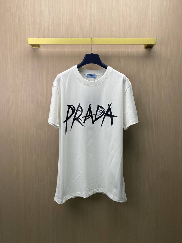 Prada 普拉达 艺术字母草写印花经典基础短袖 重磅260g定制32支原版面料，采用定制定染高克重原版面料，螺纹增加到2.7舒适不变形，质感无敌，领标，吊牌，