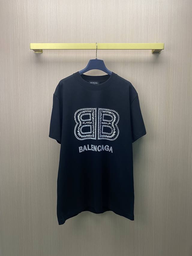 Balenciaga 巴黎世家 2024新款logo短袖t恤 采用260克100%全棉面料，手感柔软亲肤，着身舒适透气性都无法挑剔，经典logo印花设计，宽松小