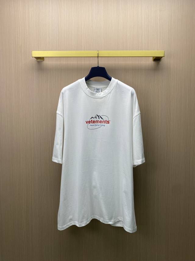 vetements2024新款雪山logo标识印花图案短袖 采用260克重纯棉面料定织定染，印花采用进口的渗透性胶浆，做裁片手工样板印花，高级感满满，整体采用双