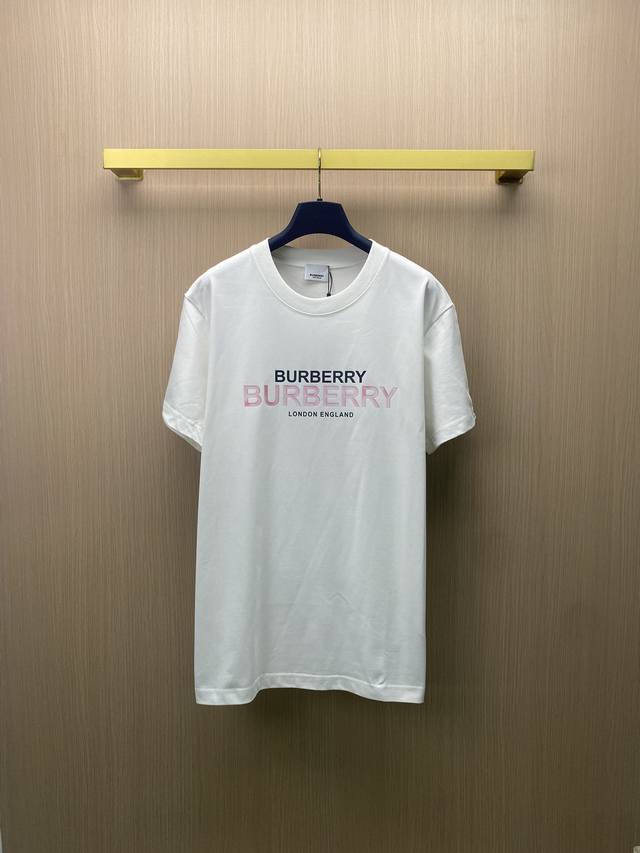 Burberry 巴宝莉 2024ss新款压胶工艺短袖. 重双磅纱260g32支爽滑纯棉洗手水感，前片字母采用进口机械压胶、采用软性材料制成晚间会出现夜光泽。面