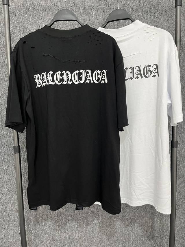 实拍图 顶级版本 . 官网品质 Balenciaga 巴黎世家 2024新款经典字母ogo破洞短袖T恤。 面料采用巴家定织定染全棉双纱紧密棉，克重270克，布面